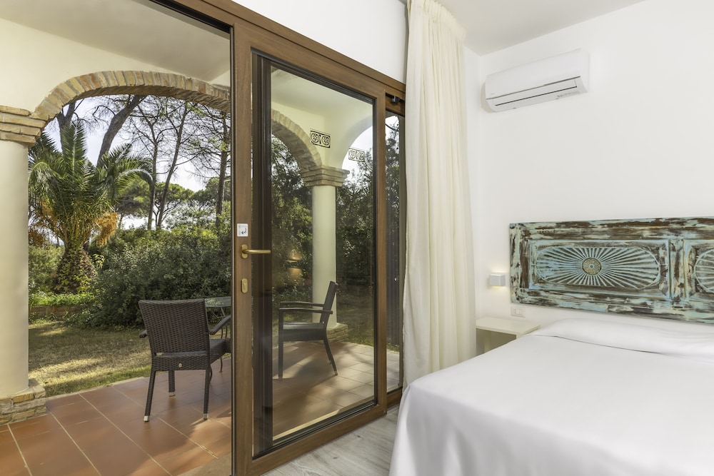 Hotel Costa Dei Fiori — Hotel rooms in Santa Margherita di Pula, Sardinia