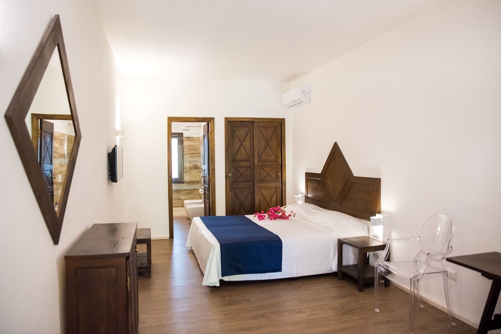 Hotel Costa Dei Fiori — Hotel rooms in Santa Margherita di Pula, Sardinia