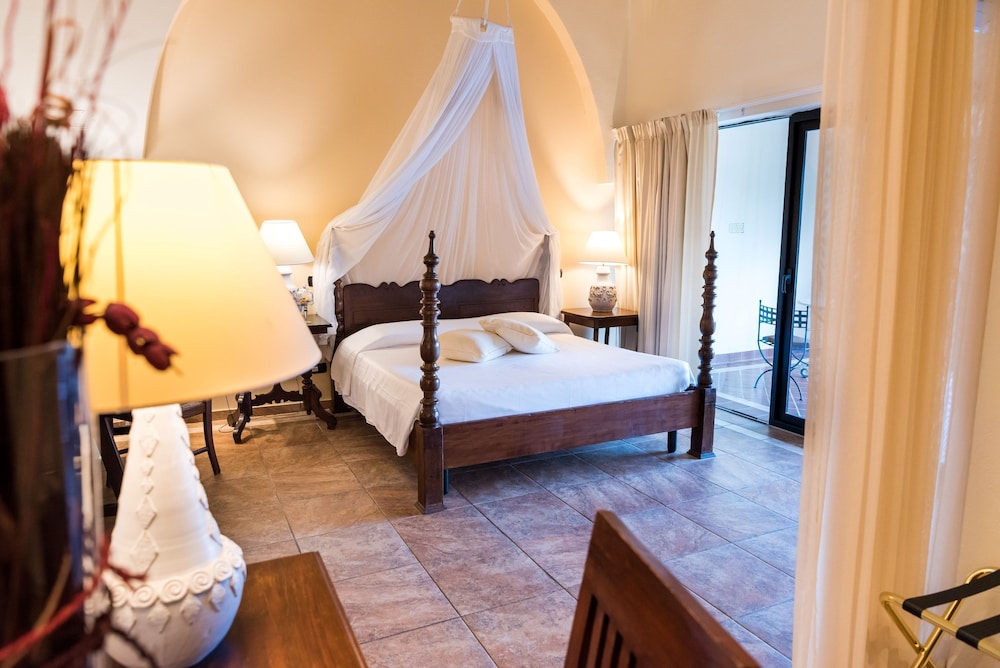 Hotel Costa Dei Fiori — Hotel rooms in Santa Margherita di Pula, Sardinia