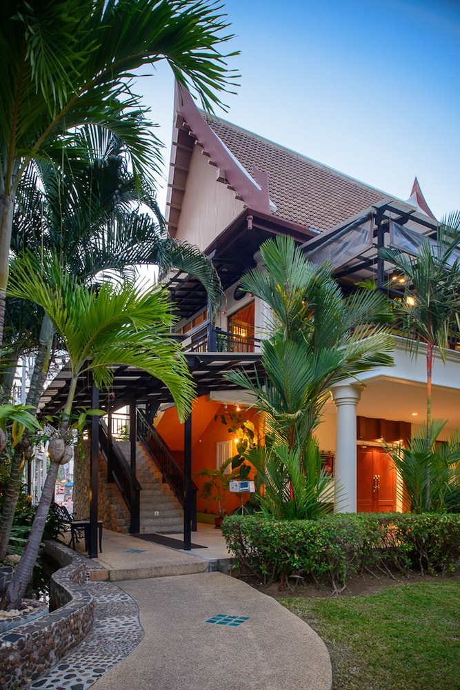 Deevana Patong Resort & Spa — Hotel building in Patong Beach, Phuket Province