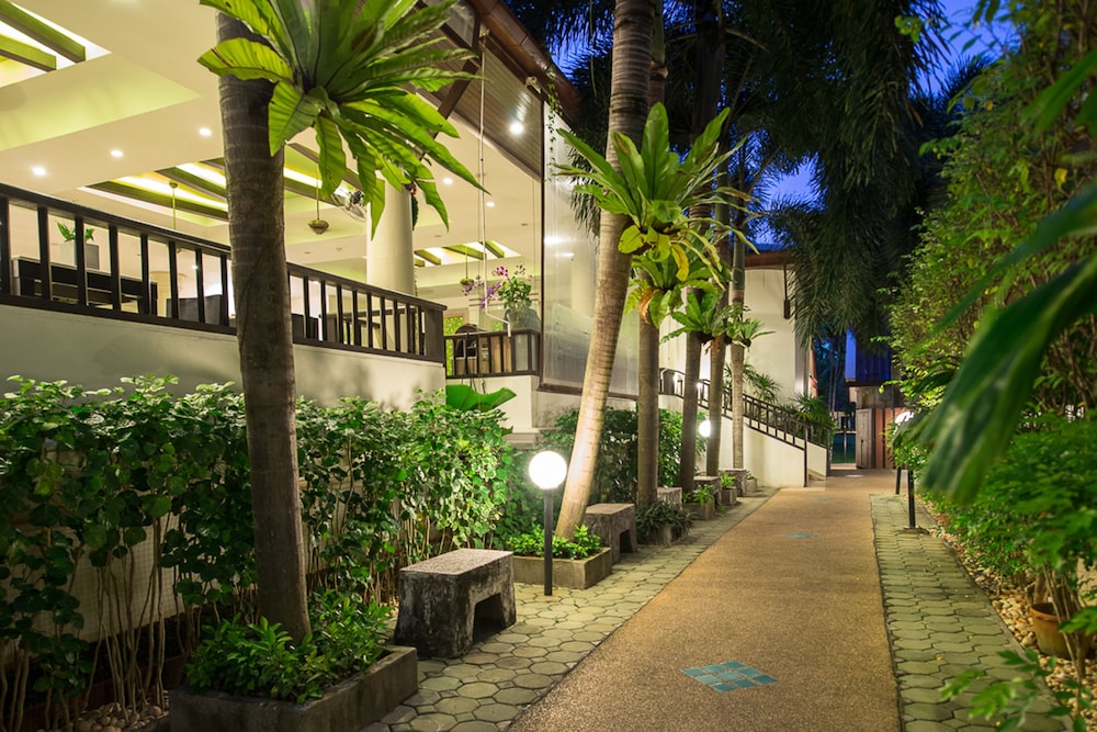 Deevana Patong Resort & Spa — Hotel building in Patong Beach, Phuket Province