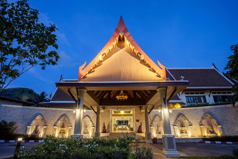 Deevana Patong Resort & Spa — Hotel building in Patong Beach, Phuket Province