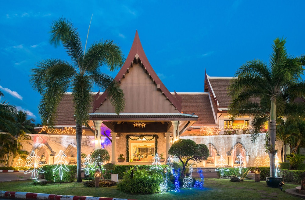 Deevana Patong Resort & Spa — Hotel building in Patong Beach, Phuket Province