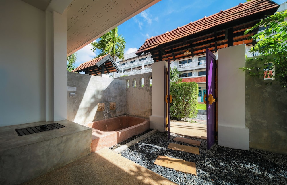 The Old Phuket - Karon Beach Resort — Hotel building in Karon, Phuket Province