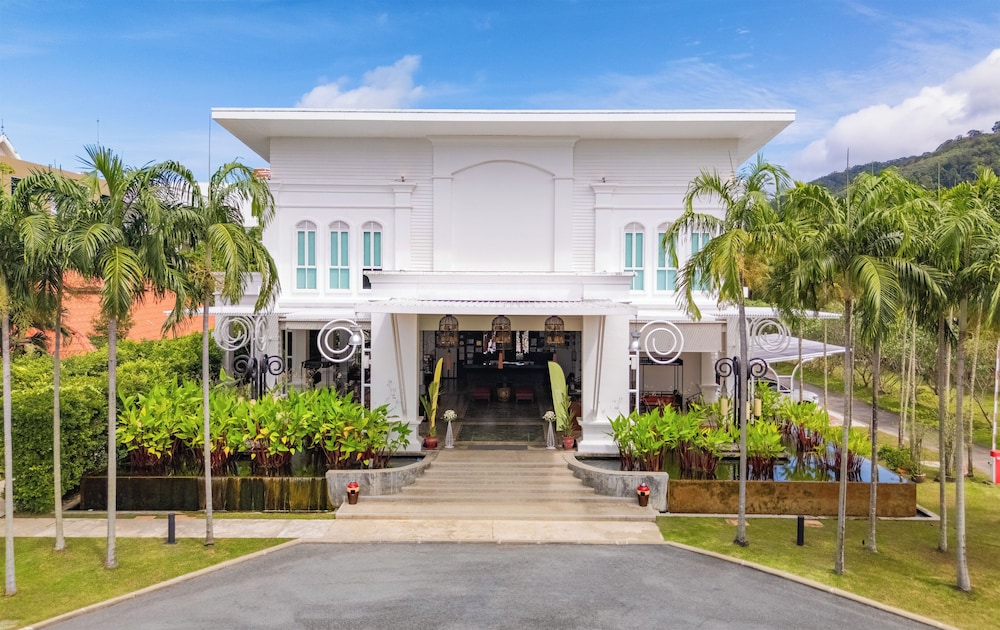 The Old Phuket - Karon Beach Resort — Hotel building in Karon, Phuket Province