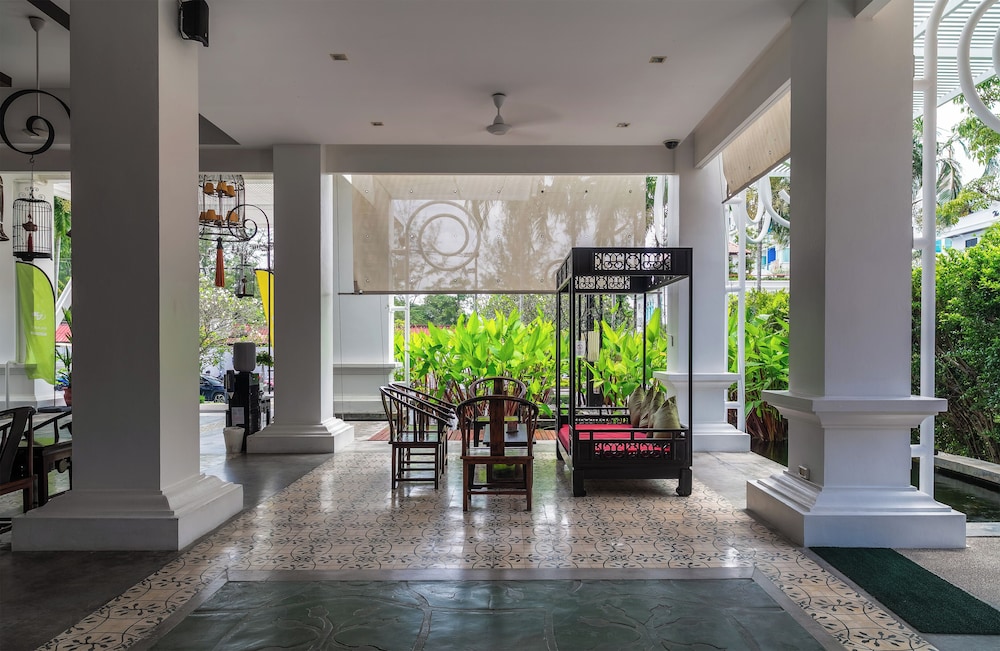 The Old Phuket - Karon Beach Resort — Hotel building in Karon, Phuket Province