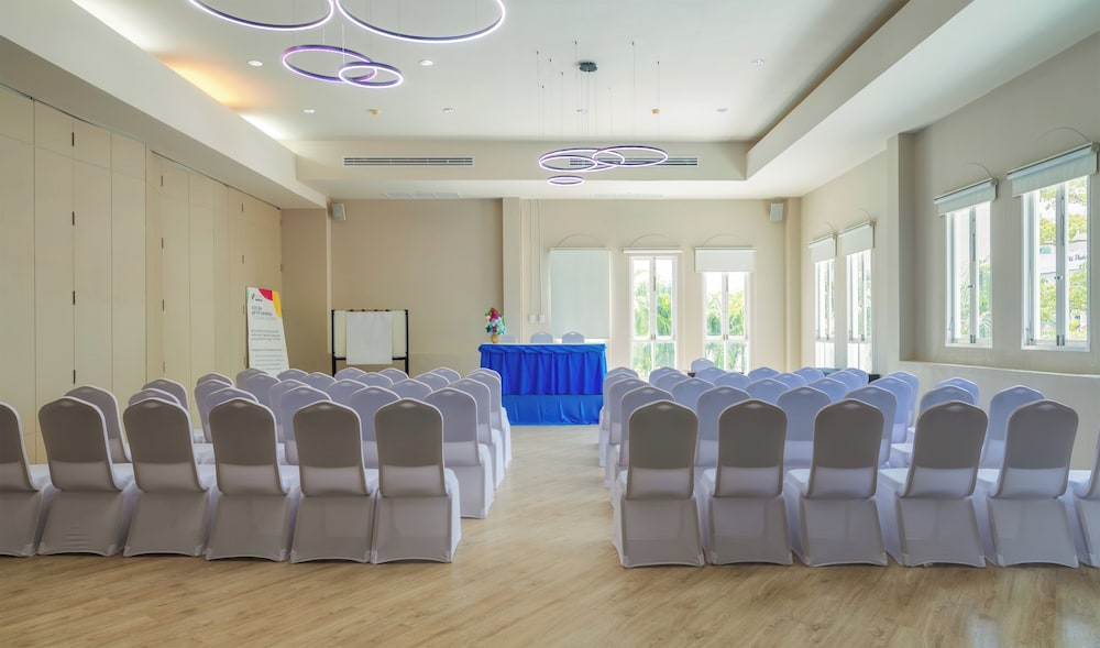 The Old Phuket - Karon Beach Resort — Hotel building in Karon, Phuket Province