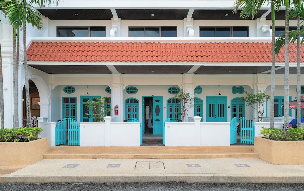 The Old Phuket - Karon Beach Resort — Hotel building in Karon, Phuket Province