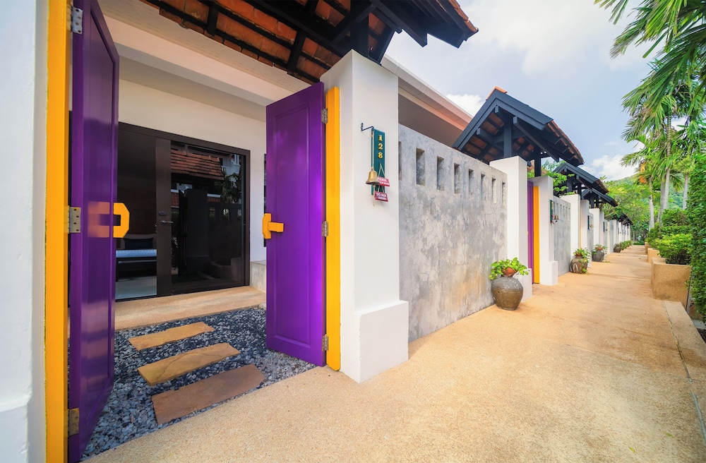 The Old Phuket - Karon Beach Resort — Hotel building in Karon, Phuket Province