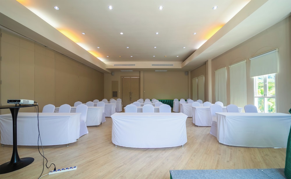 The Old Phuket - Karon Beach Resort — Hotel building in Karon, Phuket Province