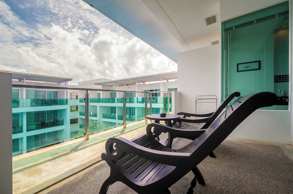 The Old Phuket - Karon Beach Resort — Hotel building in Karon, Phuket Province