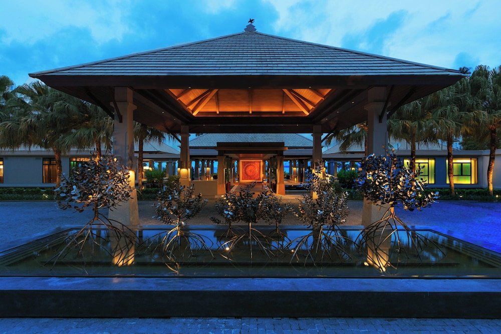 Phuket Marriott Resort and Spa, Nai Yang Beach — Hotel building in Sa Khu, Phuket Province