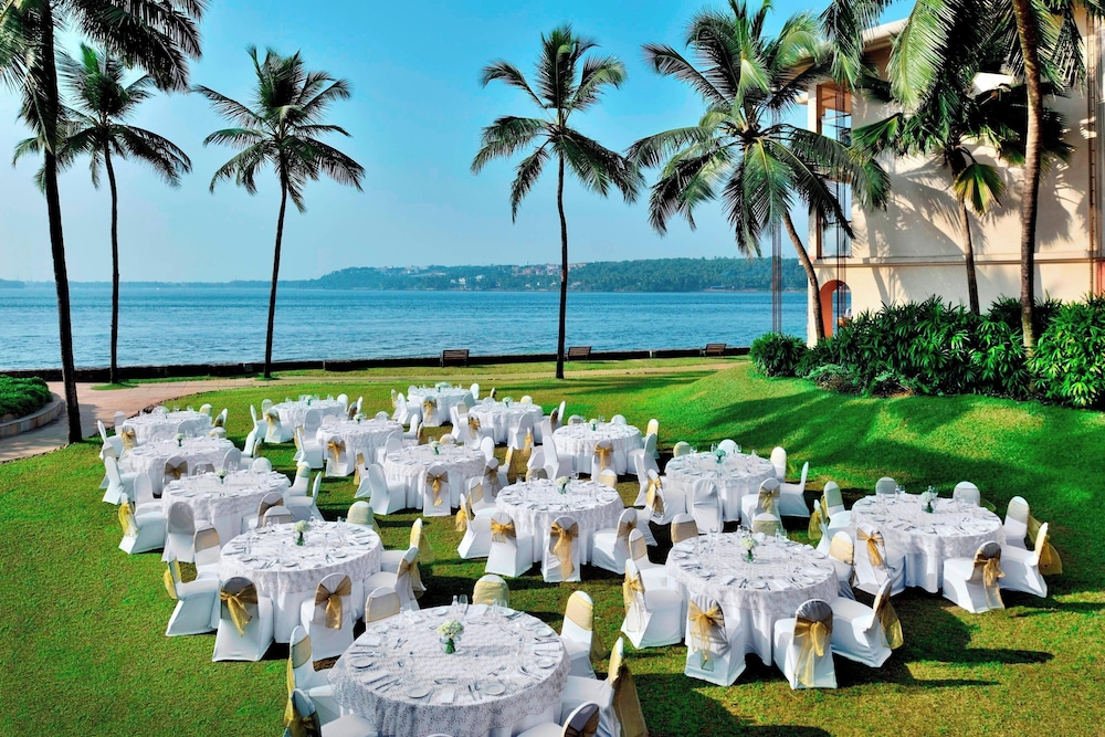 Goa Marriott Resort & Spa — Restaurant & bars in Panaji, Goa