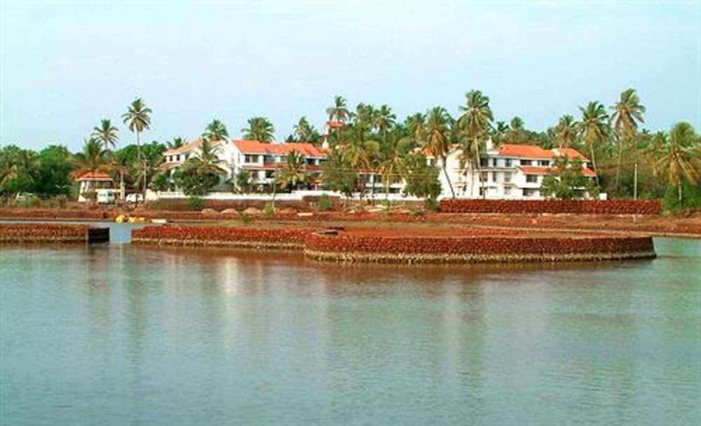 Resort Lagoa Azul — Hotel building in Arpora, Goa
