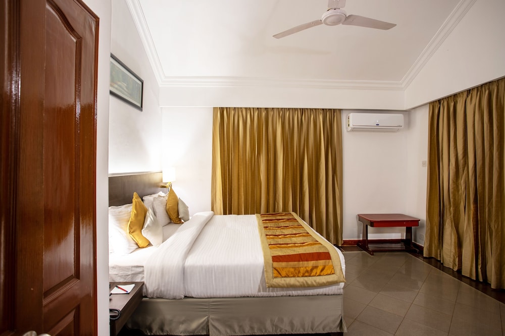 Resort Lagoa Azul — Hotel rooms in Arpora, Goa