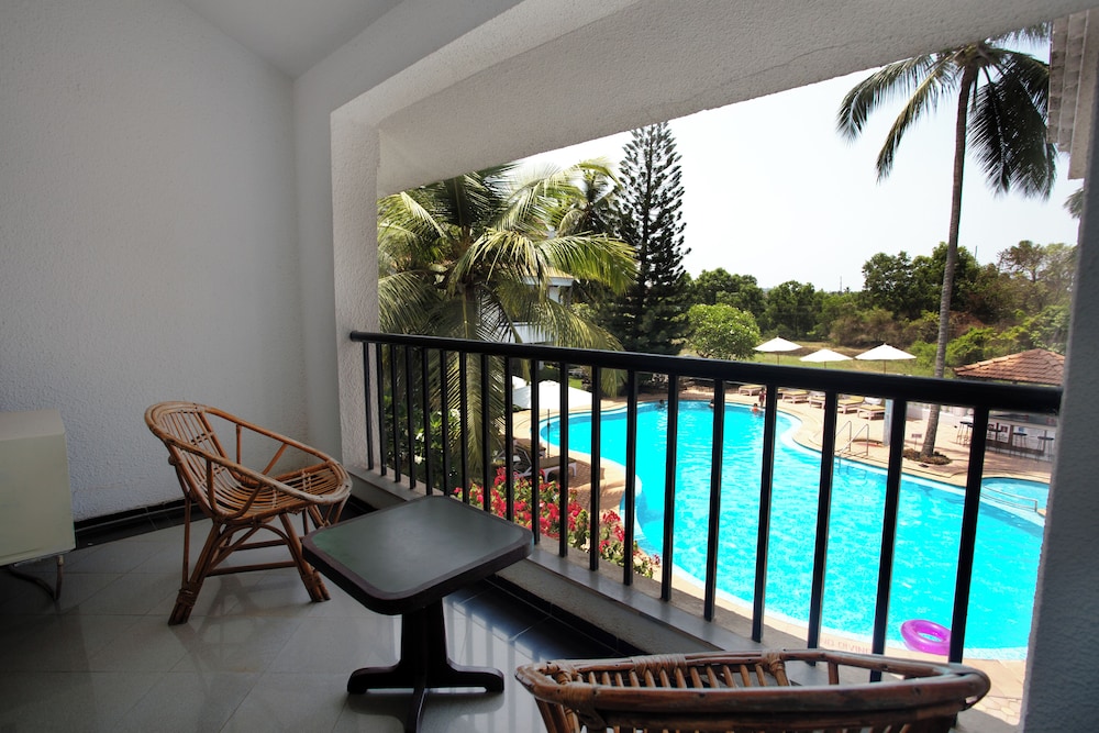 Resort Lagoa Azul — Swimming pool in Arpora, Goa