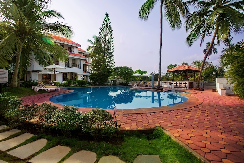 Resort Lagoa Azul — Swimming pool in Arpora, Goa