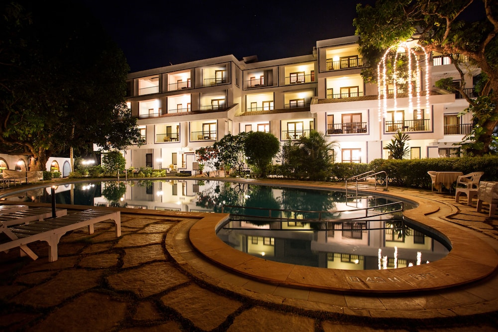 Resort Lagoa Azul — Swimming pool in Arpora, Goa