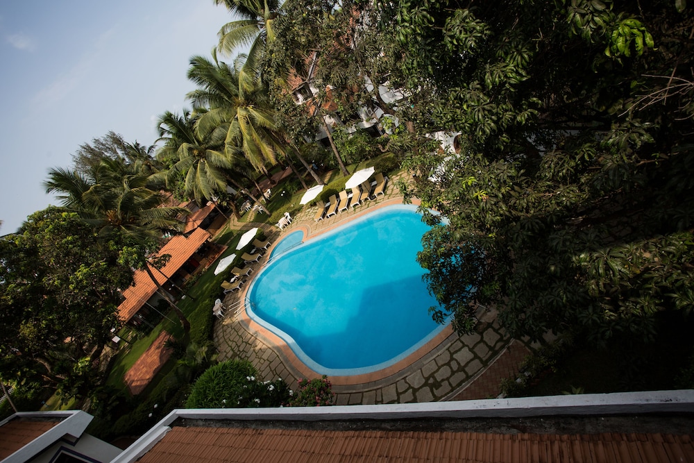 Resort Lagoa Azul — Swimming pool in Arpora, Goa