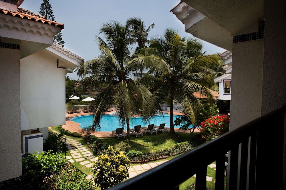 Resort Lagoa Azul — Swimming pool in Arpora, Goa