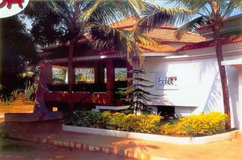 Resort Lagoa Azul — Hotel building in Arpora, Goa