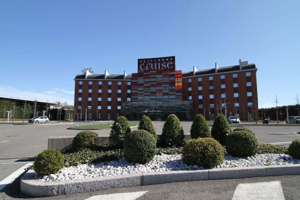 Hotel Cruise — Main photo in Montano Lucino, Lombardy