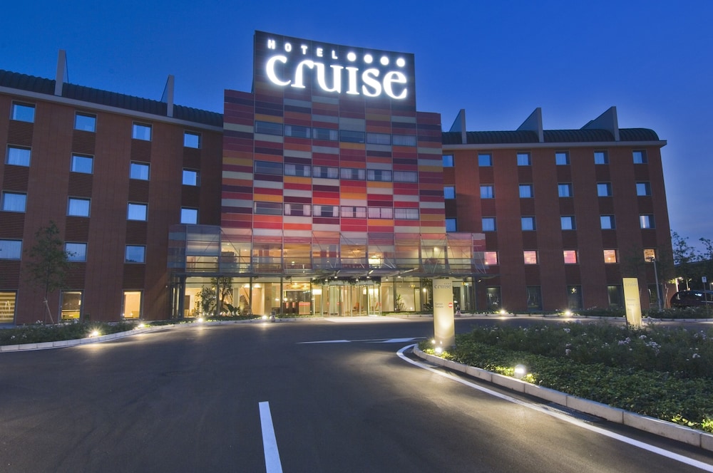 Hotel Cruise — Hotel building in Montano Lucino, Lombardy