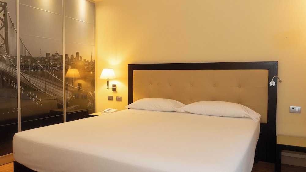 Hotel Cruise — Hotel rooms in Montano Lucino, Lombardy