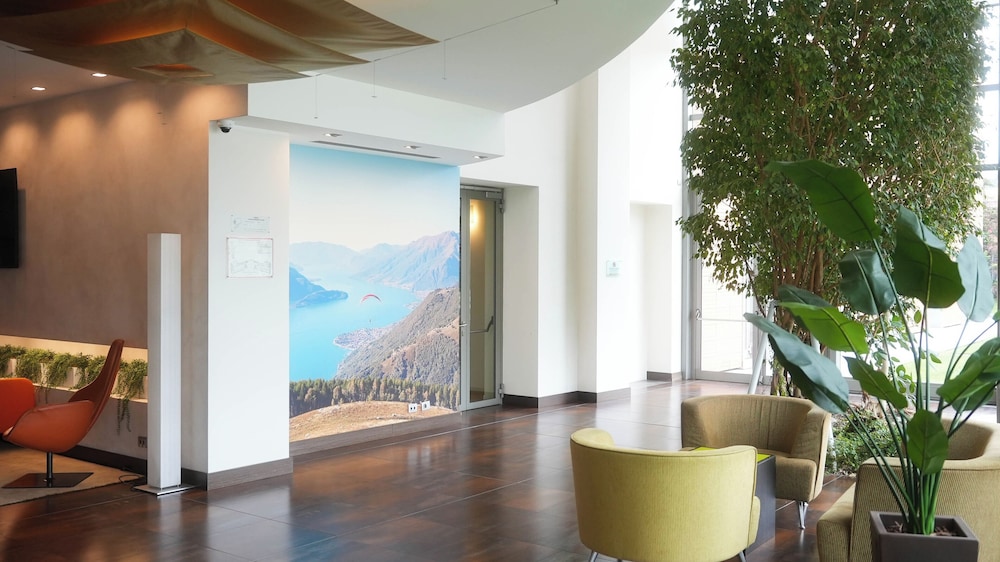 Hotel Cruise — Hotel building in Montano Lucino, Lombardy