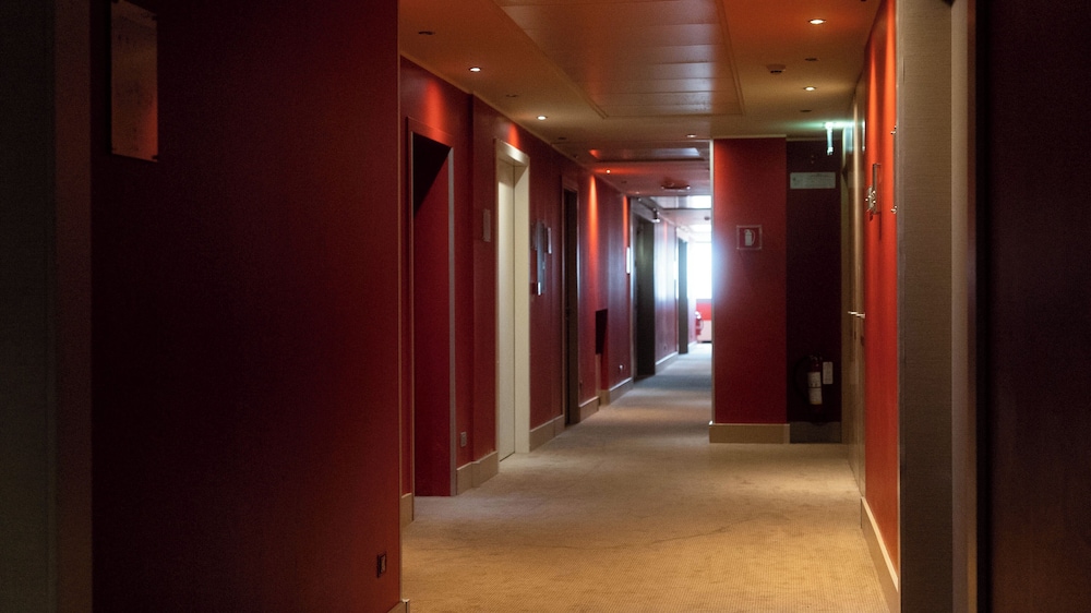 Hotel Cruise — Hotel building in Montano Lucino, Lombardy