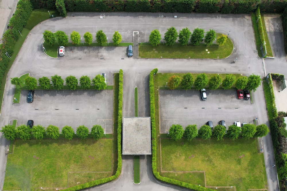 Hotel Cruise — Hotel building in Montano Lucino, Lombardy