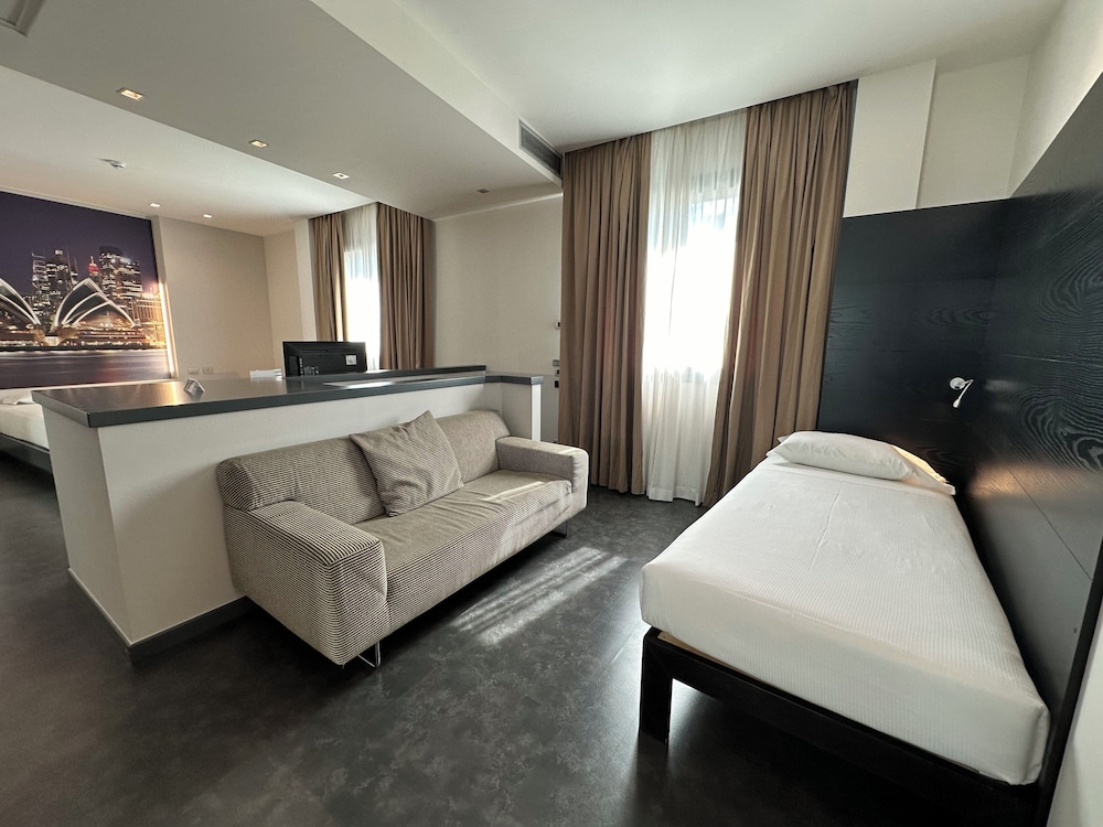 Hotel Cruise — Hotel rooms in Montano Lucino, Lombardy