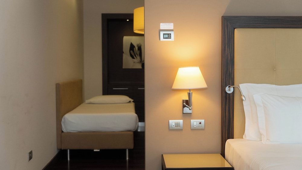 Hotel Cruise — Hotel rooms in Montano Lucino, Lombardy