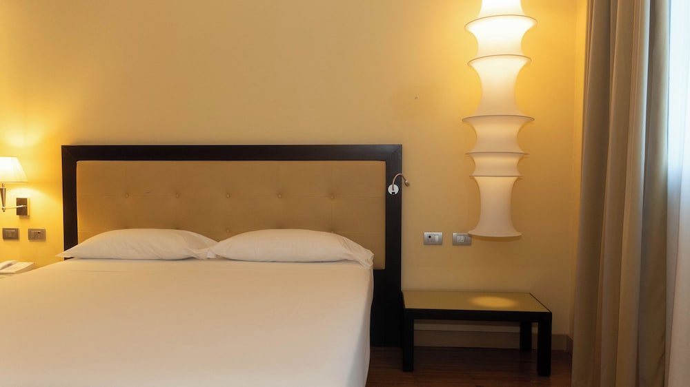 Hotel Cruise — Hotel rooms in Montano Lucino, Lombardy