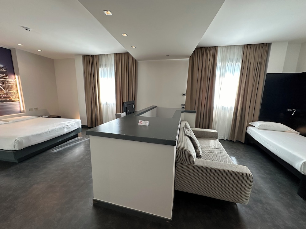 Hotel Cruise — Hotel rooms in Montano Lucino, Lombardy
