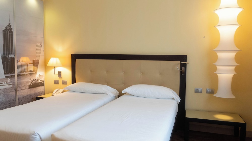 Hotel Cruise — Hotel rooms in Montano Lucino, Lombardy