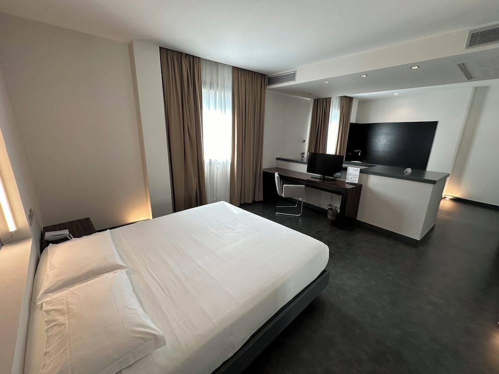 Hotel Cruise — Hotel rooms in Montano Lucino, Lombardy