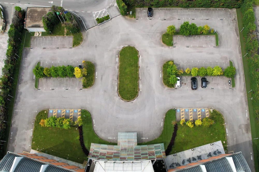 Hotel Cruise — Hotel building in Montano Lucino, Lombardy