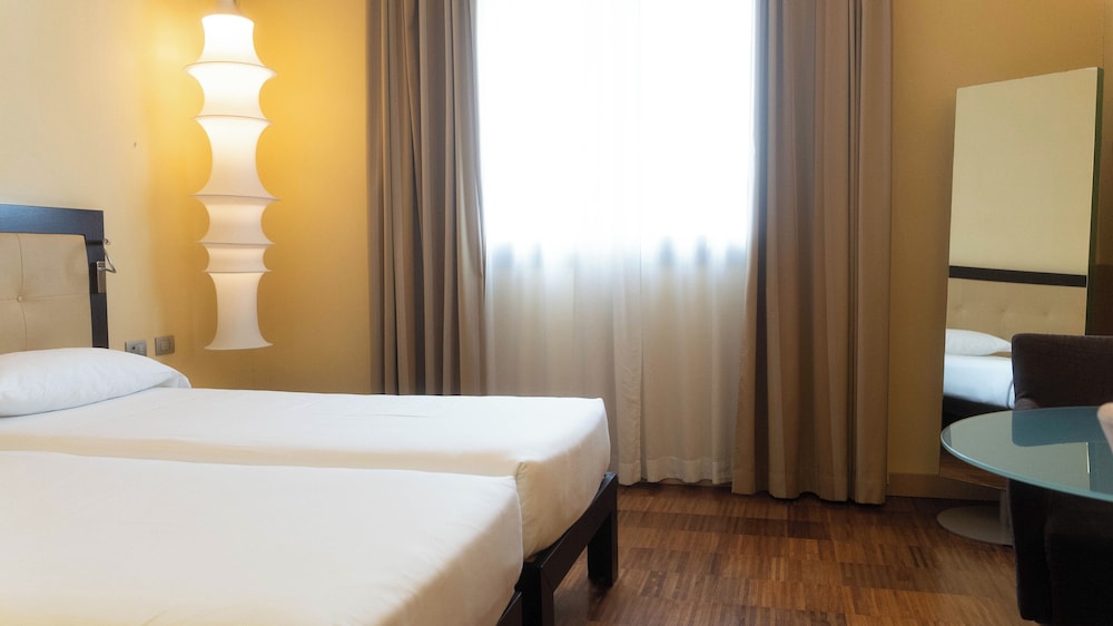 Hotel Cruise — Hotel rooms in Montano Lucino, Lombardy
