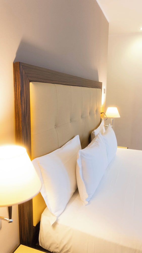Hotel Cruise — Hotel rooms in Montano Lucino, Lombardy