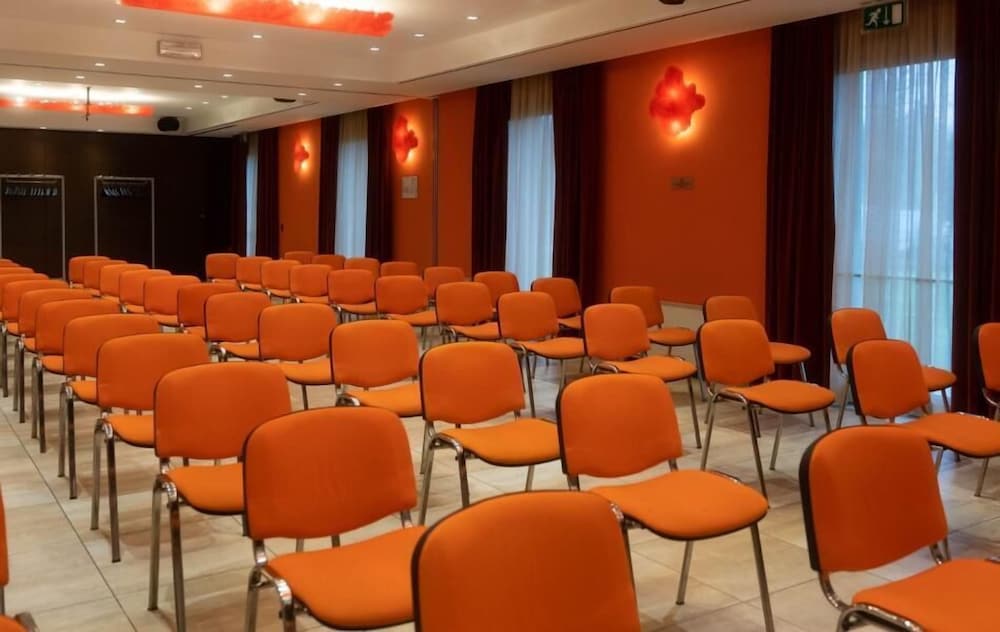 Hotel Cruise — Hotel building in Montano Lucino, Lombardy