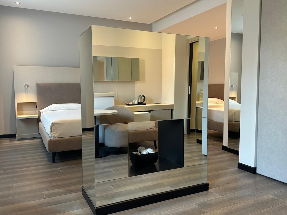 Hotel Cruise — Hotel rooms in Montano Lucino, Lombardy