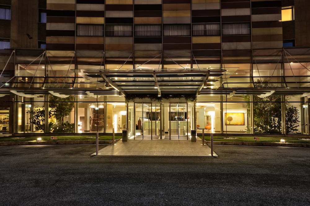 Hotel Cruise — Hotel building in Montano Lucino, Lombardy