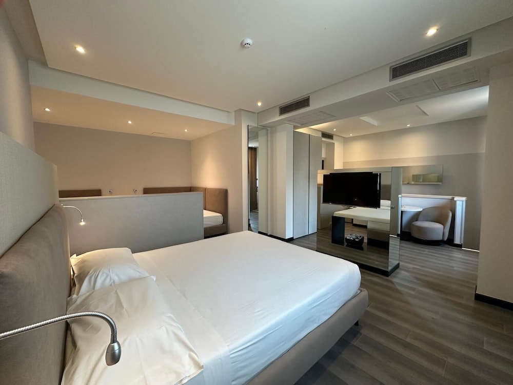 Hotel Cruise — Hotel rooms in Montano Lucino, Lombardy