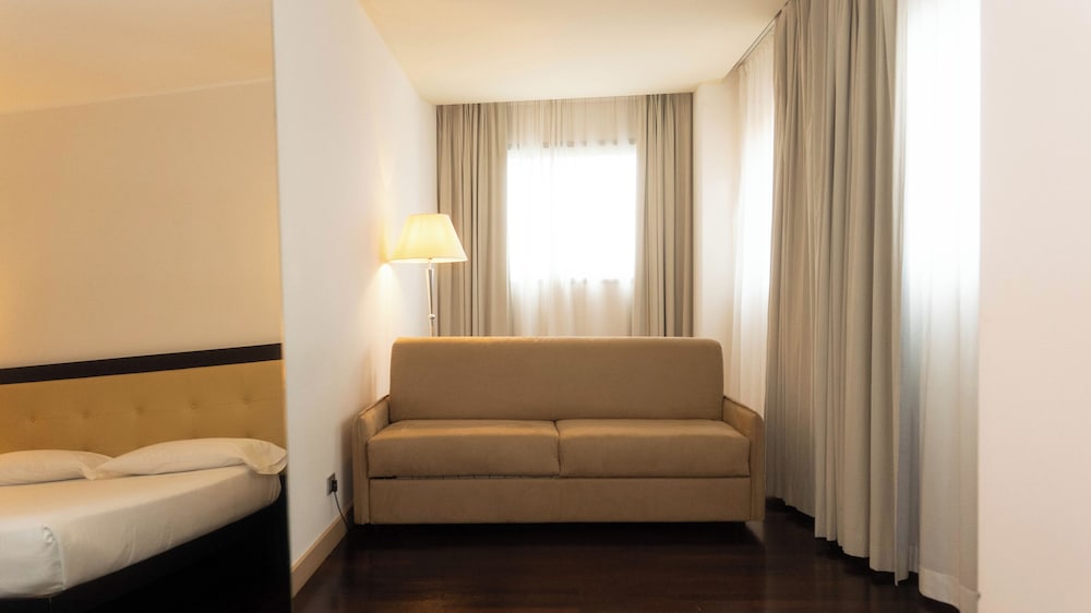 Hotel Cruise — Hotel rooms in Montano Lucino, Lombardy