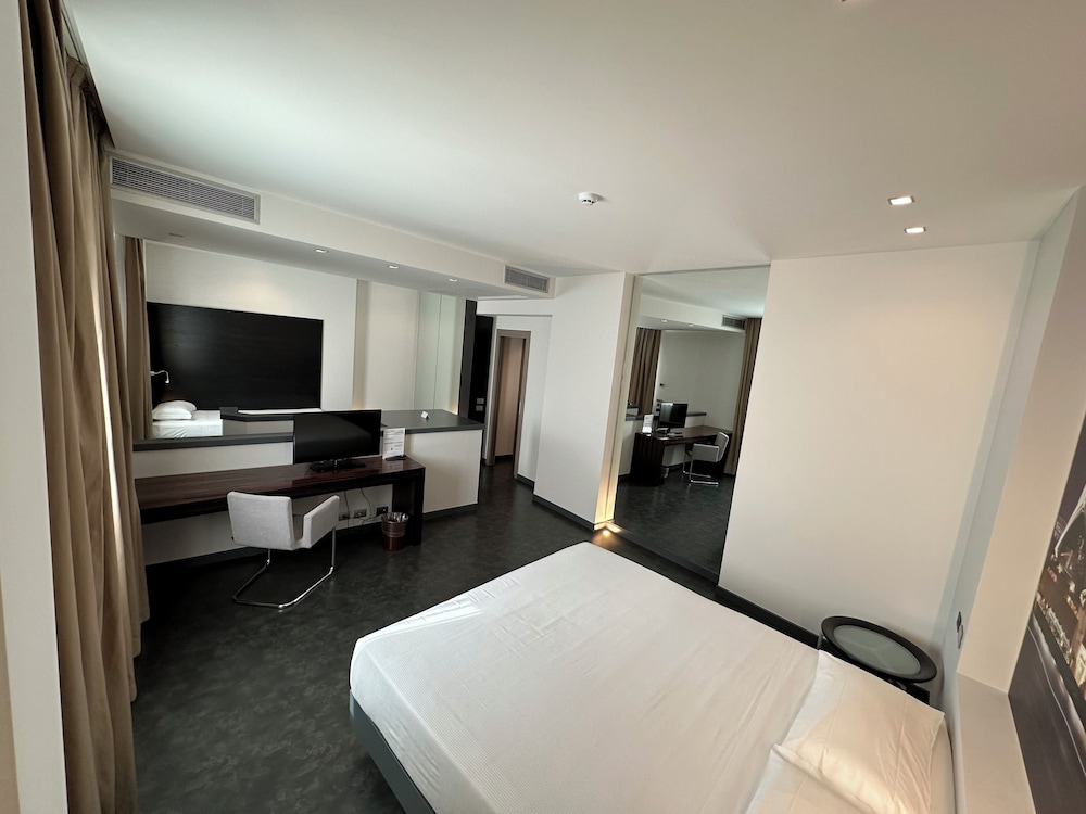 Hotel Cruise — Hotel rooms in Montano Lucino, Lombardy
