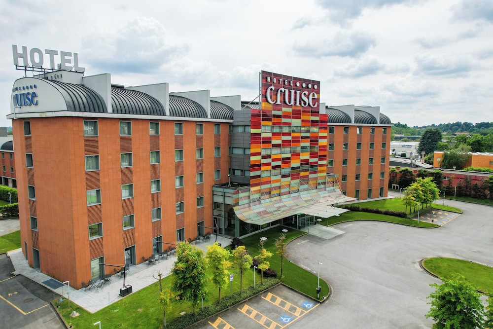 Hotel Cruise — Hotel building in Montano Lucino, Lombardy