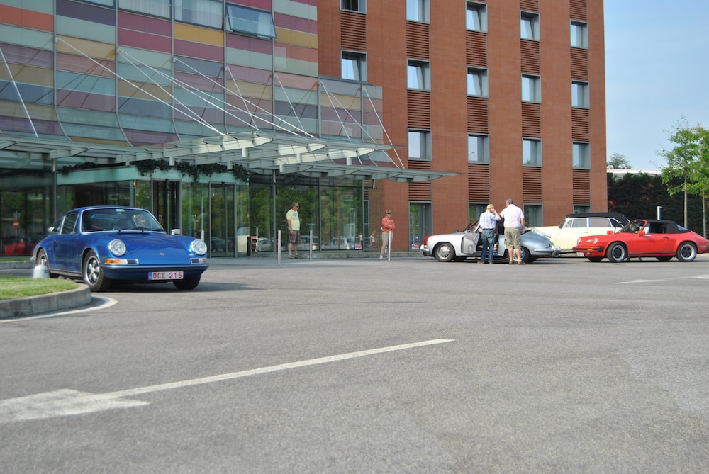 Hotel Cruise — Hotel building in Montano Lucino, Lombardy