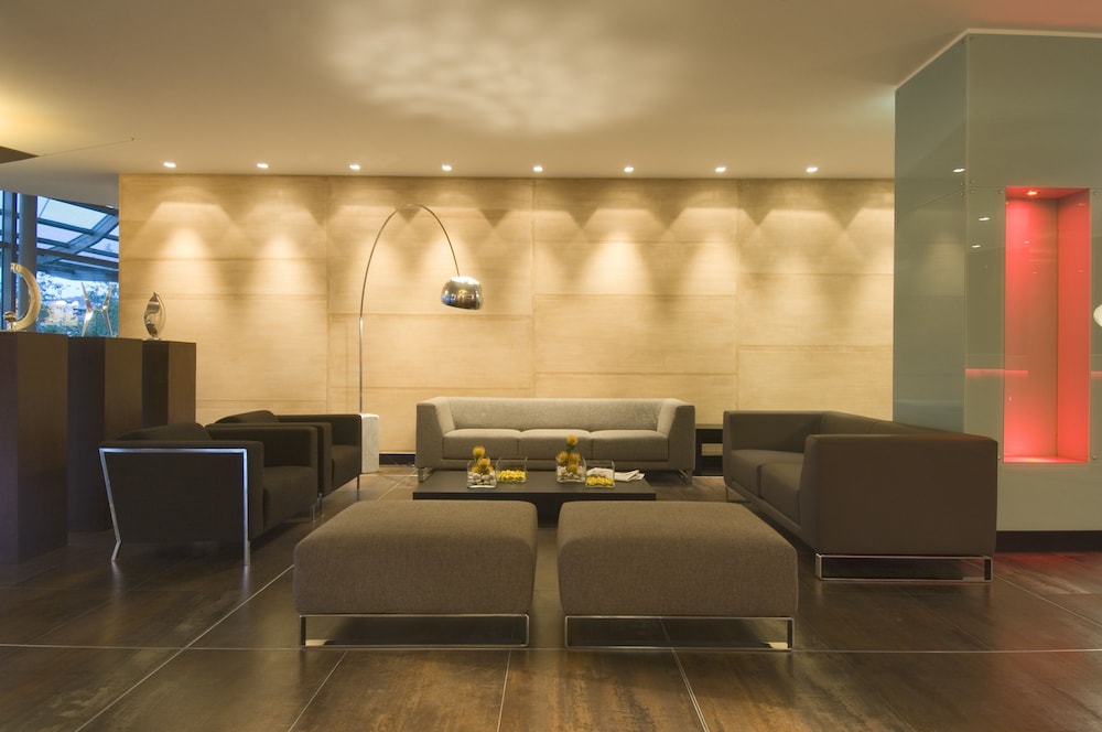 Hotel Cruise — Hotel building in Montano Lucino, Lombardy
