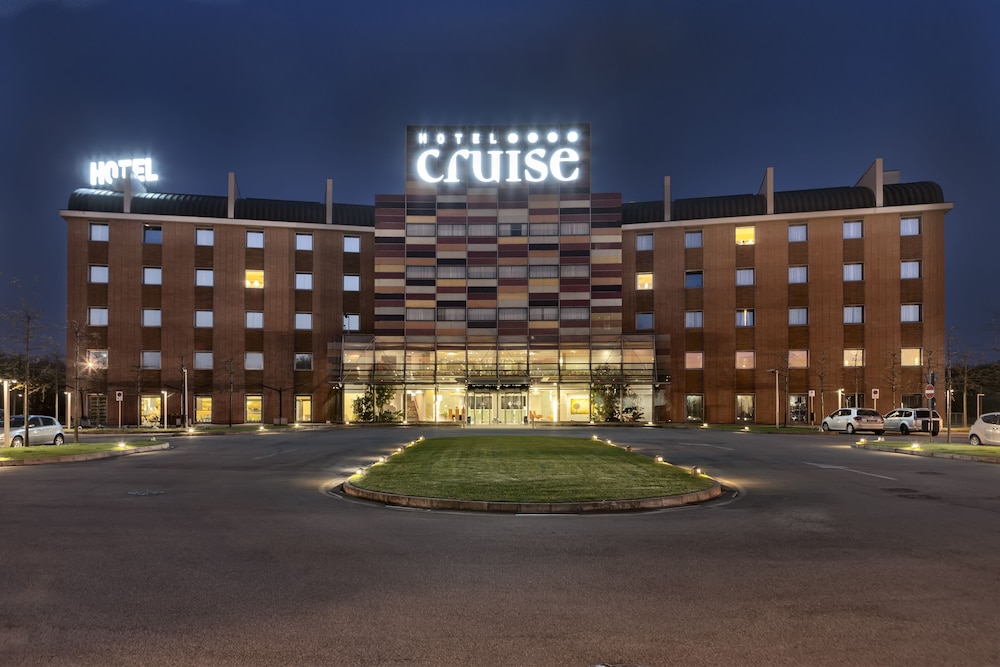 Hotel Cruise — Hotel building in Montano Lucino, Lombardy